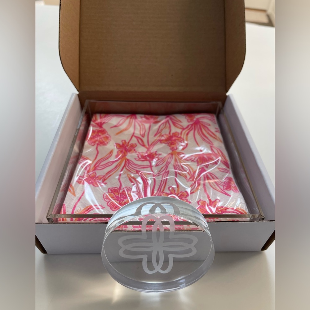 Lilly Pulitzer Napkin Set with Acrylic Holder & Weight NEW IN BOX!